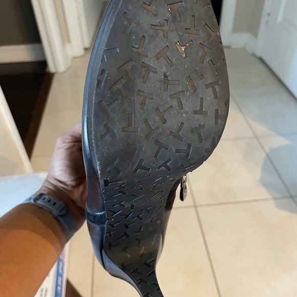 Black Tahari Heeled Booties. - Picture 4 of 5